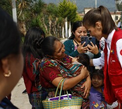 Durante su recorrido por San José Chacayá, Doña Letizia recibe el cariño de los vecinos